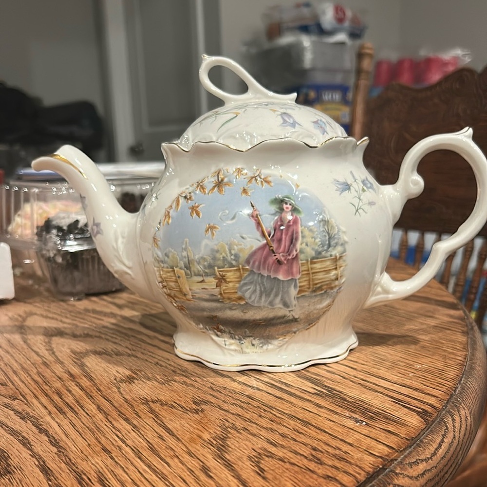 Vintage Floral Teapot with Elegant Design